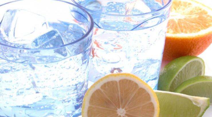 Μας αδυνατίζουν δύο ποτήρια νερό πριν από το φαγητό