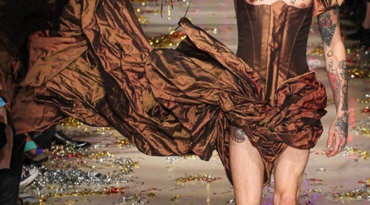 Ποια σχεδιάστρια έβγαλε άντρες μοντέλα με τα γυναικεία της ρούχα;