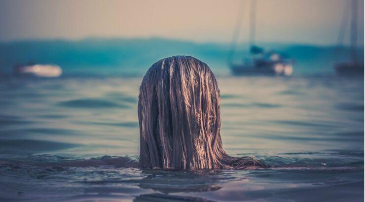 Αυτά είναι τα 4 λάθη που κάνουν όλες οι γυναίκες με βαμμένα μαλλιά στο μπάνιο