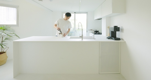 Μέσα σε ένα φωτεινό, (υπερβολικά) μινιμαλιστικό διαμέρισμα