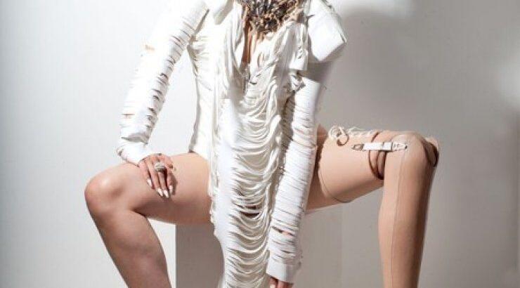 Ο ακρωτηριασμός, το τραγούδι και ο χορός της «βιονικής» σταρ από τη Λετονία [εικόνες & βίντεo]