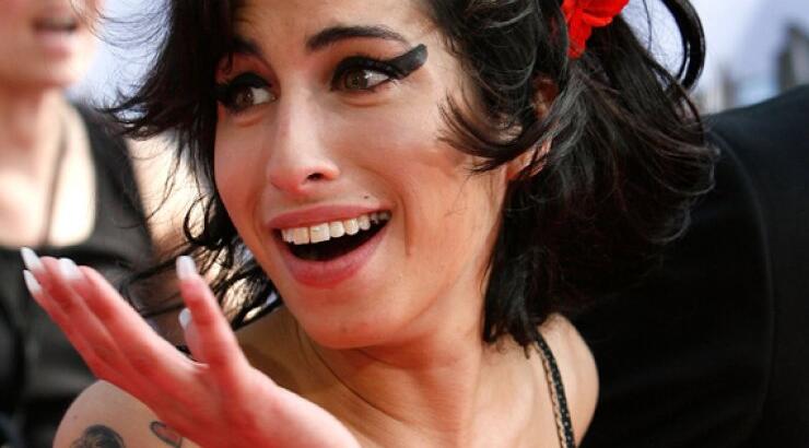 Έκλεψαν το νυφικό φόρεμα της Amy Winehouse!