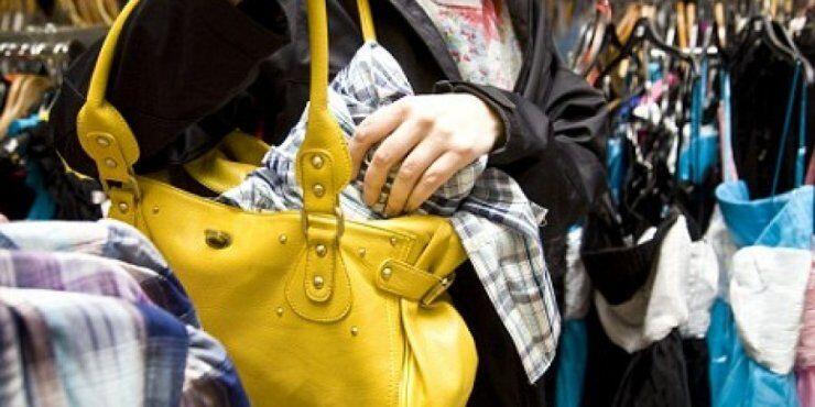 Στα πράσα Ρωσίδες τουρίστριες να κλέβουν ρουχα και λάδι 