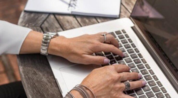 6 τρόποι για να απολαύσετε τις διακοπές σας χωρίς να αγχώνεστε για τη δουλειά!