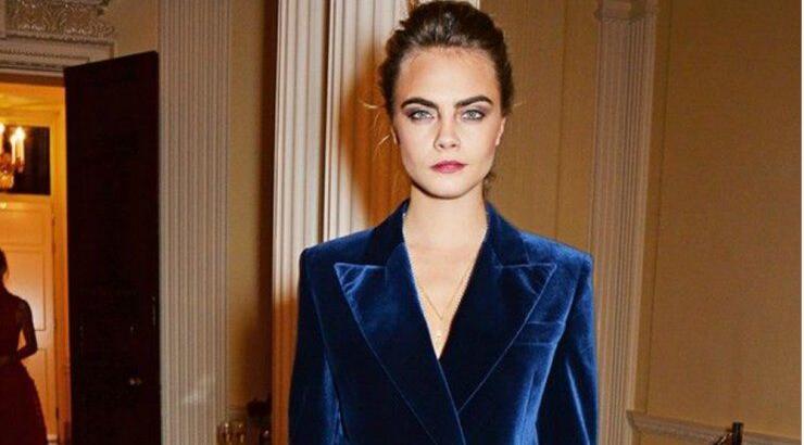 Εντοπίσαμε το βελούδινο φόρεμα που κολακεύει κάθε γυναίκα