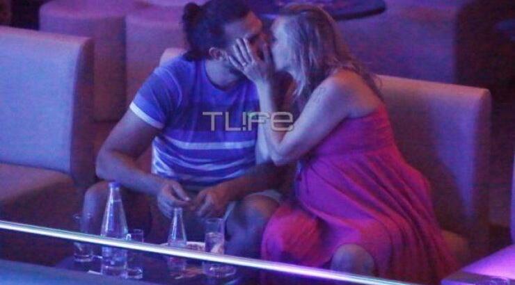 Τα καυτά φιλιά της εγκυμονούσας επώνυμης Ελληνίδας με το σύντροφό της