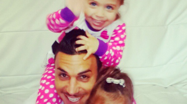 Κωνσταντίνος Χαραλαμπίδης: Δείτε τον να παίζει με τις κόρες του!