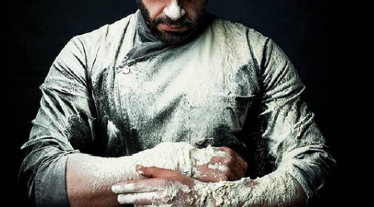 Full in love! Χαράλαμπος Χατζηπροδρόμου: Το τρυφερό φιλί στην κούκλα σύντροφό του!