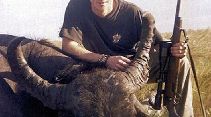 Bασιλική ντροπή! Ο Πρίγκιπας Harry καμαρώνει πάνω από νεκρό ζώο