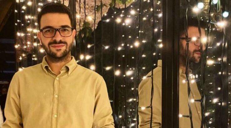 Χάρης Παπαθεοχάρους: Στόλισε στο σαλόνι του το πιο minimal χριστουγεννιάτικο δέντρο και μας άφησε άφωνους!