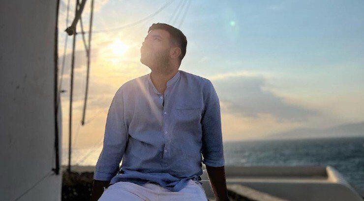 Ο Χάρης Παπαθεοχάρους σε ρόλο μοντέλου συμμετείχε στην πιο summerish πασαρέλα! [βίντεο]