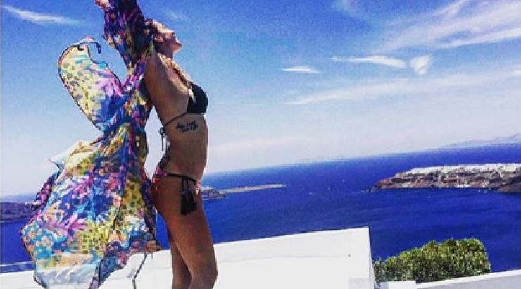 Ποια επώνυμη “κολάζει” τη Σαντορίνη με το σέξι κορμί της;