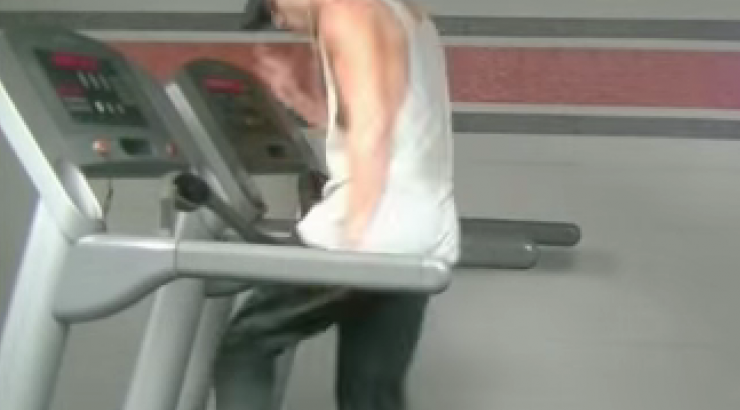 Δεν θα πιστεύετε τι κάνει χορευτής σε διάδρομο εν κινήσει – Δείτε το βίντεο