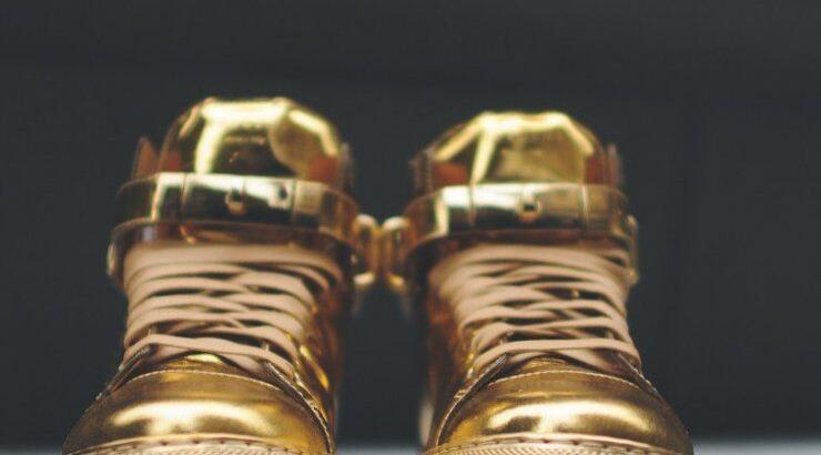 Εσείς θα φορούσατε χρυσά παπούτσια πολλών καρατίων;