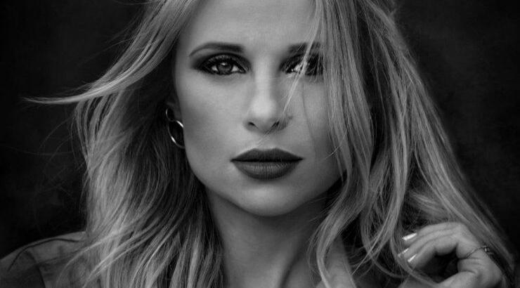 Χριστιάνα Αριστοτέλους: Για ποιον τραγουδιστή στήθηκε στην ουρά για αυτόγραφο; [βίντεο]