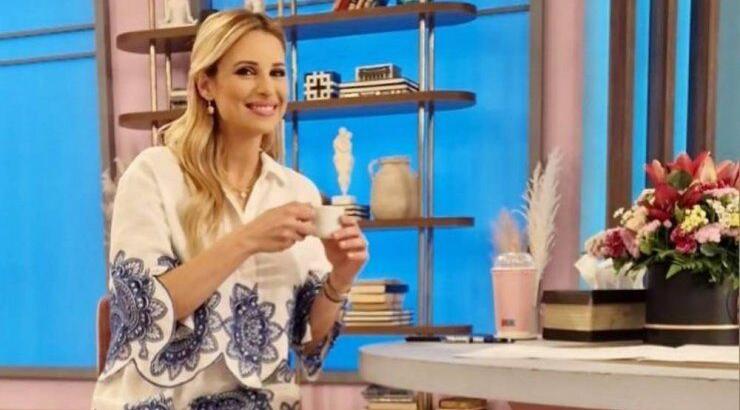 Αριστοτέλους: Η αντίδραση όταν η κόρη της σχολίασε γυναίκα στον δρόμο με ροζ μαλλί 