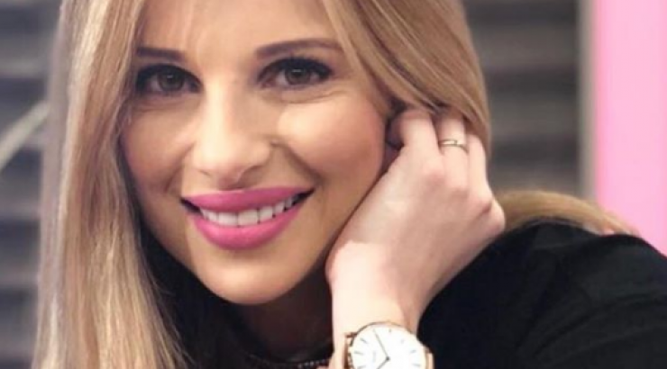 Ακομπλεξάριστη! Δείτε τη Χριστιάνα Αριστοτέλους να ποζάρει με τις πιτζάμες της αγουροξυπνημένη!