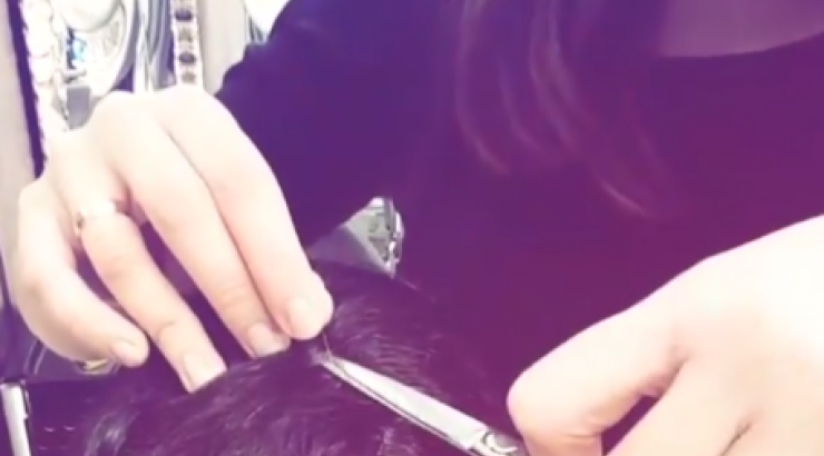 Ακομπλεξάριστη! Επώνυμη Κύπρια μας δείχνει τις άσπρες τρίχες στα μαλλιά της!