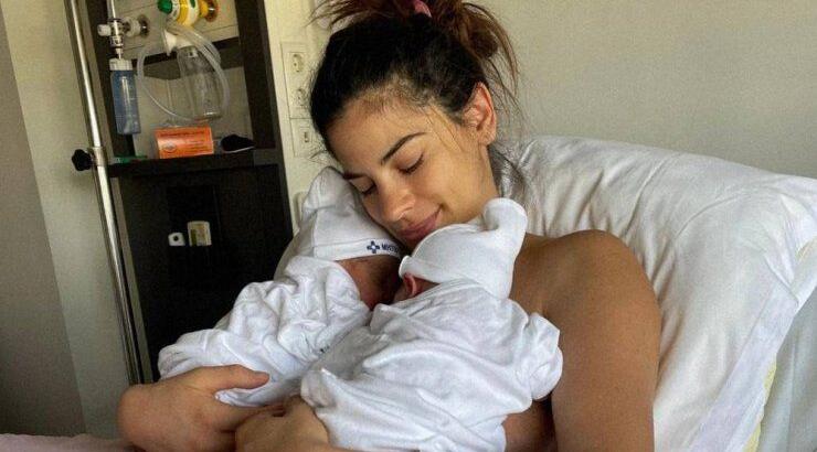 Χριστίνα Μπόμπα: Αποκάλυψε τη διαφορά που έχουν οι δίδυμες κόρες της! [εικόνα]