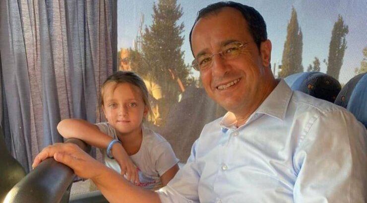 Νίκος Χριστοδουλίδης: Η μικρή του κόρη τον συνόδευσε σε εκδήλωση [εικόνες]