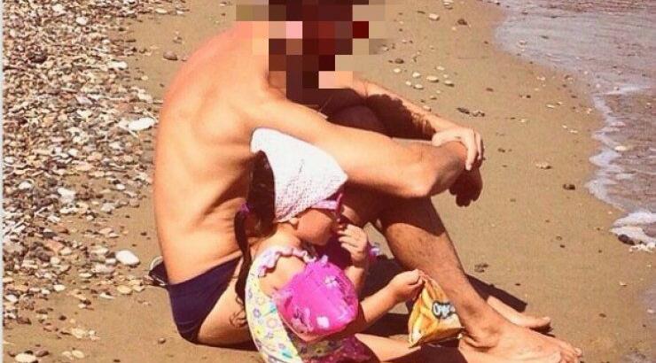 Επώνυμος Κύπριος ποζάρει με την ανιψούλα του σε παραλία της Λεμεσού