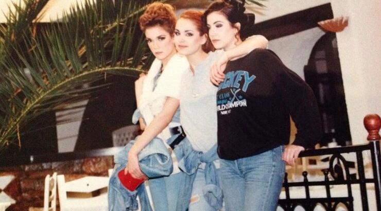 Αναγνωρίζετε τις τρεις καλλονές που ποζάρουν σε ξενοδοχείο της Κύπρου;