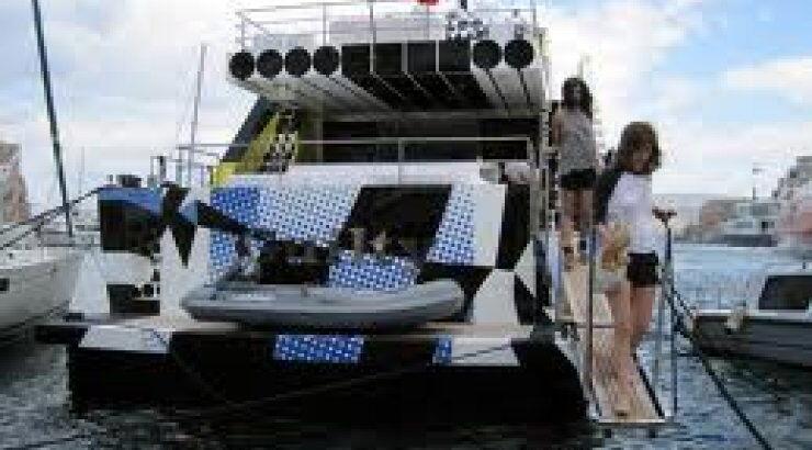 Η αμερικανική Vogue «μυθοποιεί» την κοσμοπολίτισσα του Σαρωνικού Ύδρα – Το απόλυτα cool νησί