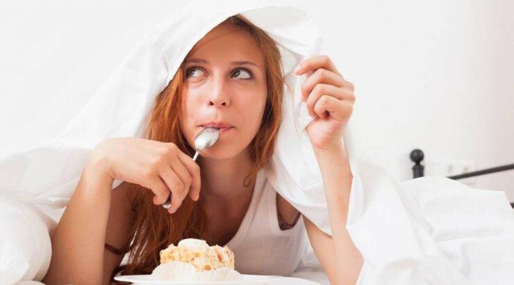 5 τροφές που πρέπει να αποφεύγεις πριν από τον ύπνο