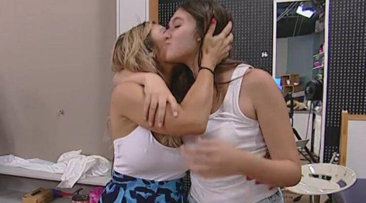 Γιώτα Δαμιανού: Η θερμή αγκαλιά και το φιλί στην κόρη της στα παρασκήνια της τελευταίας εκπομπής [βίντεο]