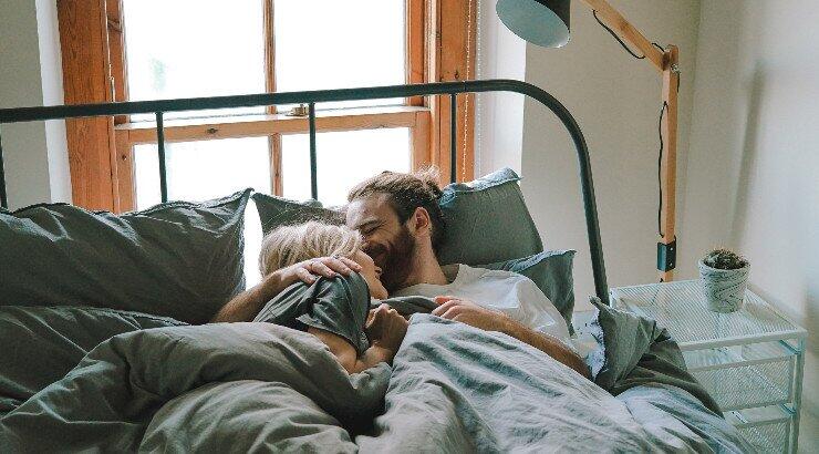 Δυναμώνει όντως τη σχέση ο ύπνος χώρια από το ταίρι σου;