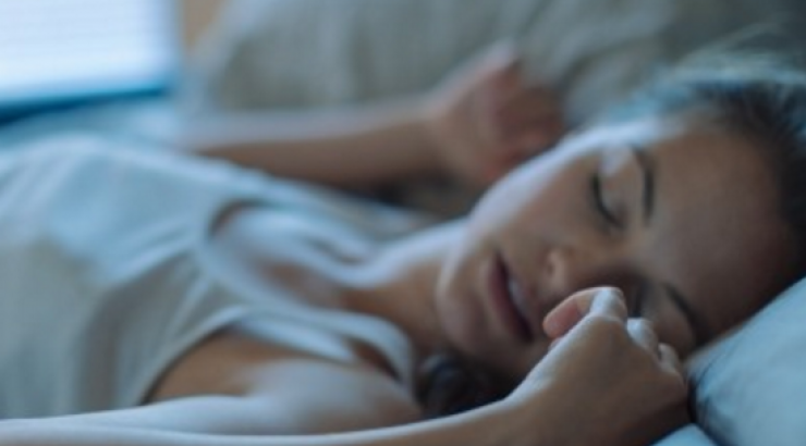 Αυτά είναι τα δύο πράγματα που δεν πρέπει να κάνετε όταν ξυπνάτε κατά τη διάρκεια της νύχτας!