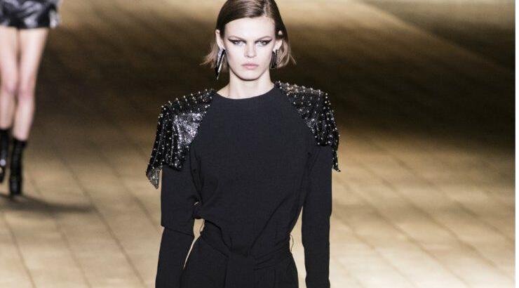 Βελούδο και bejeweled details φόρεσε τα με girly διάθεση