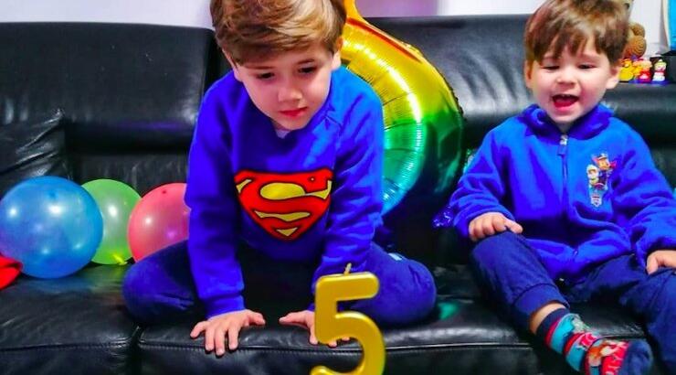 Με στολή Superman ο γιός επώνυμου ζευγαριού του νησιού μας γιόρτασε τα 5α γενέθλια του