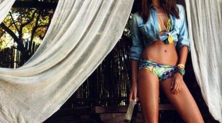 Υβόννη Μπόσνιακ: Ποζάρει topless στο πλάι του Αντώνη Ρέμου στην παραλία!