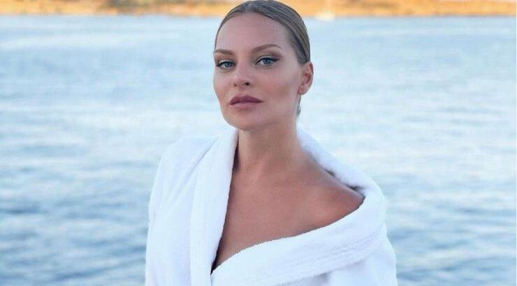 Υβόννη Μπόσνιακ: Πόζαρε topless στο instagram και προκάλεσε χαμό [εικόνες]