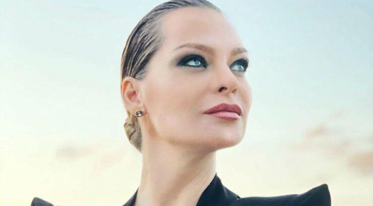 Υβόννη Μπόσνιακ: Ποζάρει έγκυος στην αγκαλιά του Αντώνη Ρέμου [εικόνα]