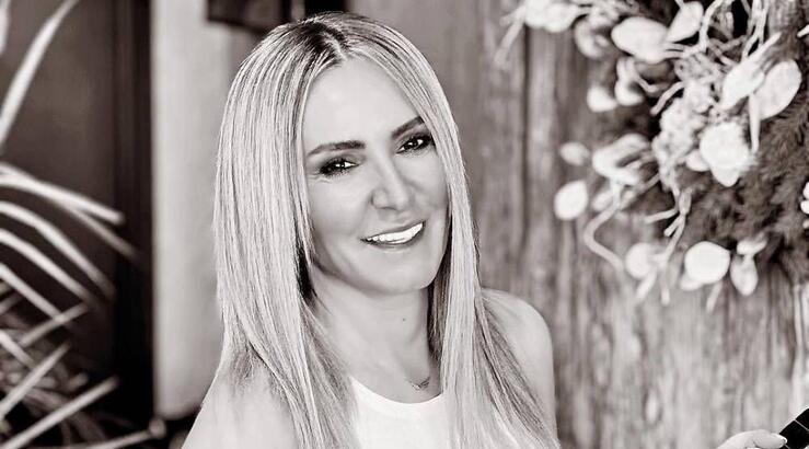 Γιώτα Δαμιανού: Έπαιζε μπαγλαμά στο κομμωτήριο ενώ βρισκόταν στον λουτήρα [εικόνα & βίντεο] 