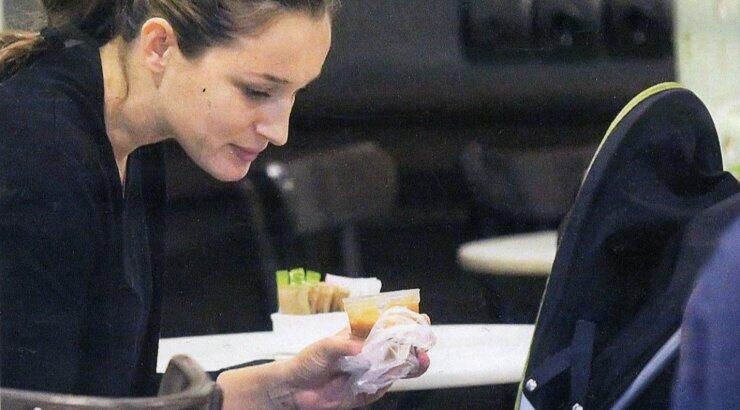 Η Κάτια ταΐζει την οχτώ μηνών κόρη της