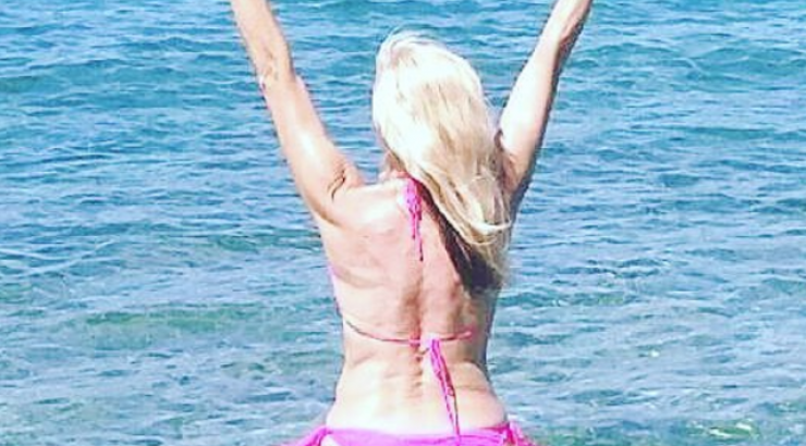 Ακομπλεξάριστη! Ελληνίδα ηθοποιός φωτογραφίζεται με ροζ μπικίνι στα 66 της χρόνια!