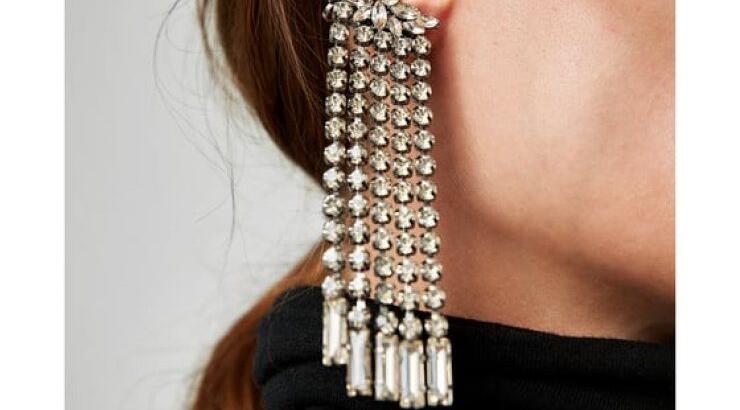 Shop it! 5 λαμπερά αξεσουάρ για τις γιορτές που κοστίζουν κάτω από 30 ευρώ