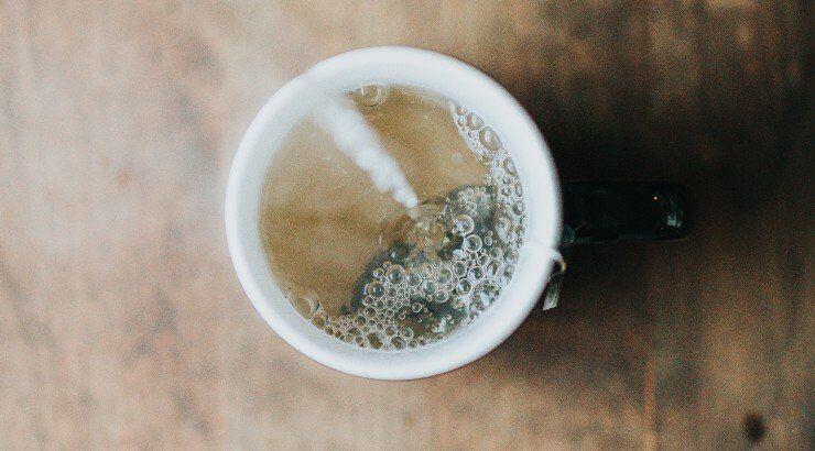 7 θετικές επιπτώσεις αν πίνεις κάθε μέρα ζεστό νερό!