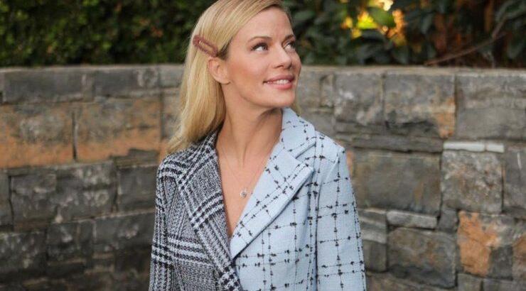 Ζέτα Μακρυπούλια: Φόρεσε το must-have πουλόβερ των γιορτών