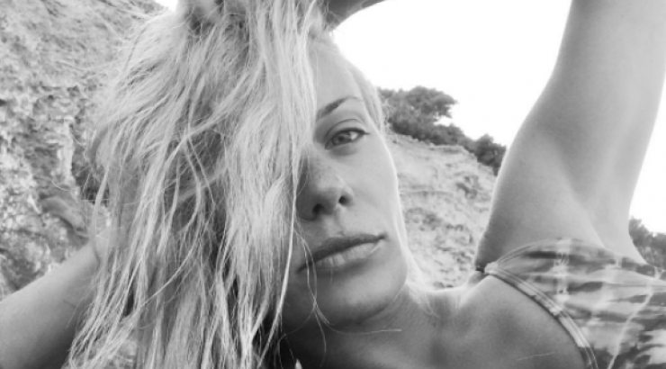 Ζέτα Μακρυπούλια: Δείτε την να χορεύει στην παραλία με μαγιό!