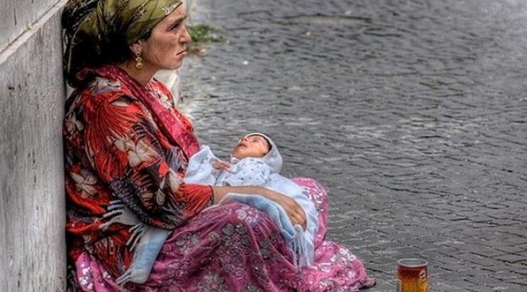 Γιατί τα παιδιά που κρατάνε οι ζητιάνες κοιμούνται συνεχώς; Σοκάρει ο λόγος!