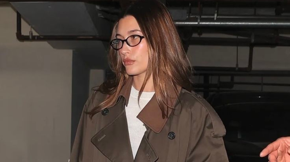 Hailey Bieber: Τα icy νύχια της είναι το τέλειο inspo για τον χειμώνα