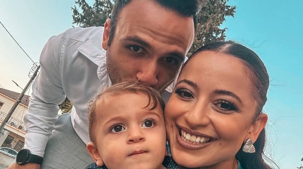 Λευτέρης Λειβαδιώτης - Μιχαέλα Θεοδώρου: Η γλυκιά αγκαλιά με τον γιο τους, Πέτρο [εικόνα] 