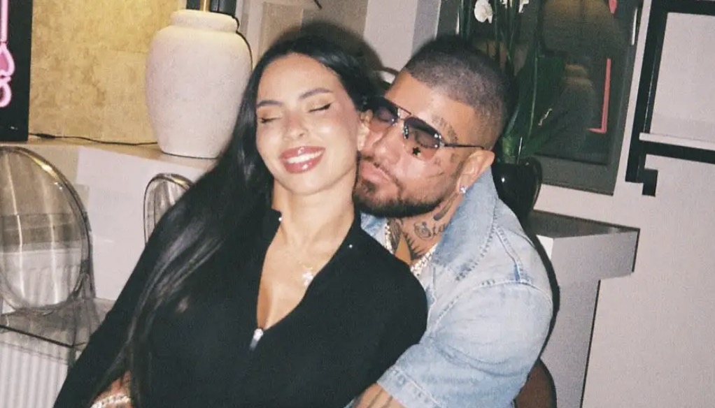 Snik: Ποζάρει τρισευτυχισμένος κρατώντας το υπερηχογράφημα της εγκυμοσύνης της συντρόφου του