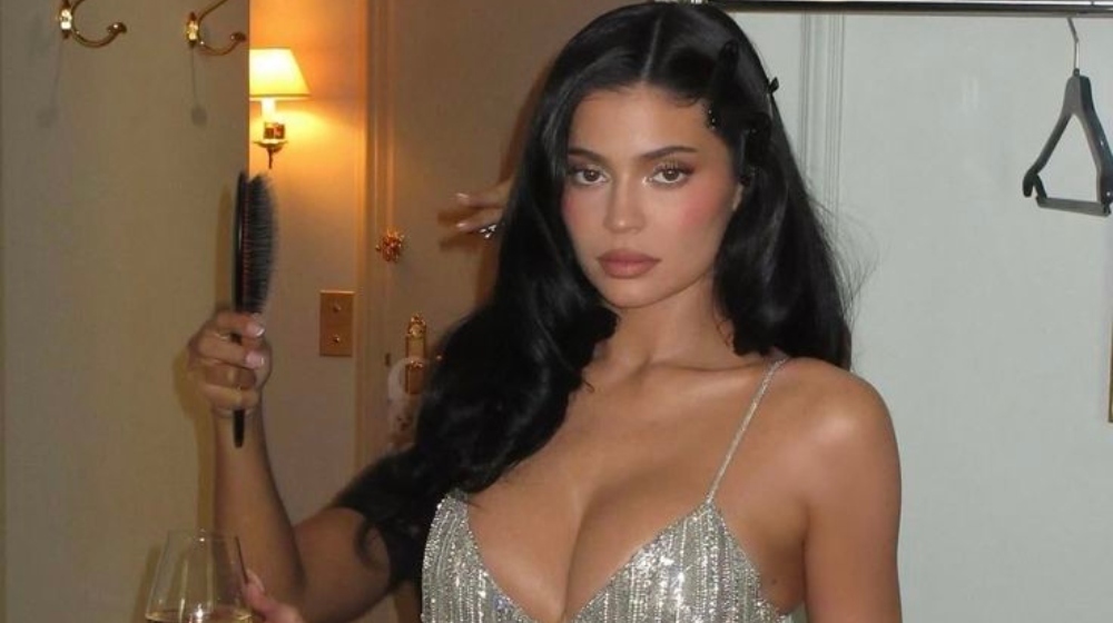 Το καρό μανικιούρ της Kylie Jenner που θα αναδημιουργηθεί από κάθε It-girl
