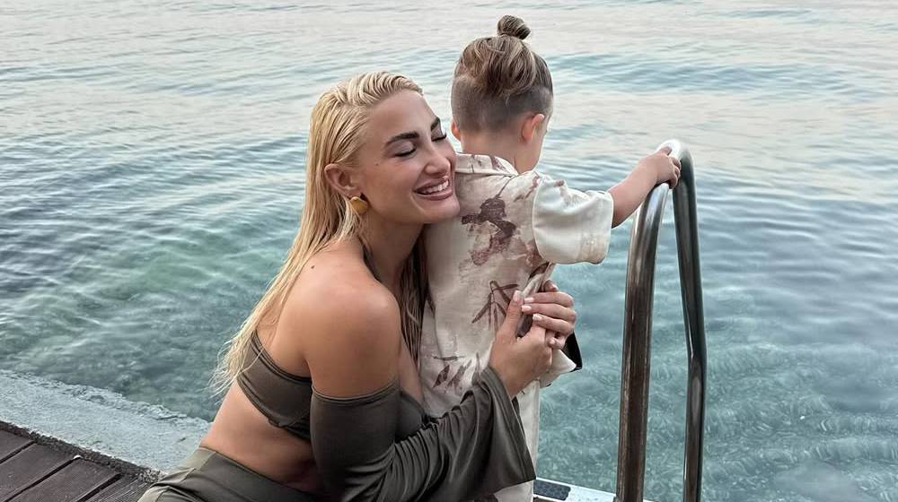 Ιωάννα Τούνη: Ο μικρός Πάρης «έκλεψε» την παράσταση κάνοντας το make up look της μαμάς του [βίντεο] 