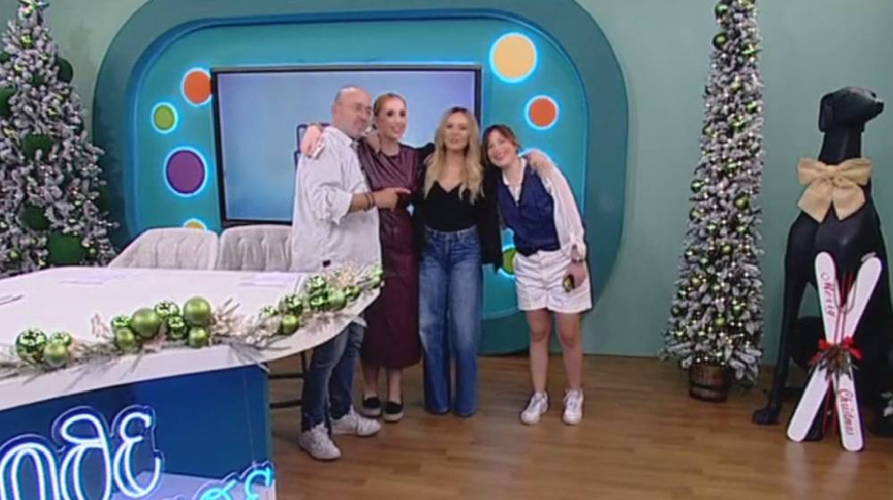Ήρθε και έδεσε: Το πλατό της εκπομπής «ντύθηκε» γιορτινά [βίντεο]